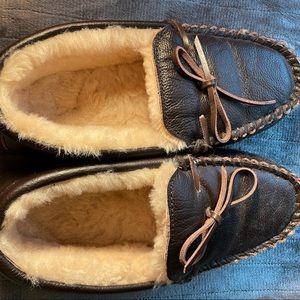 Mens size 9- Bearpaw leather slipper